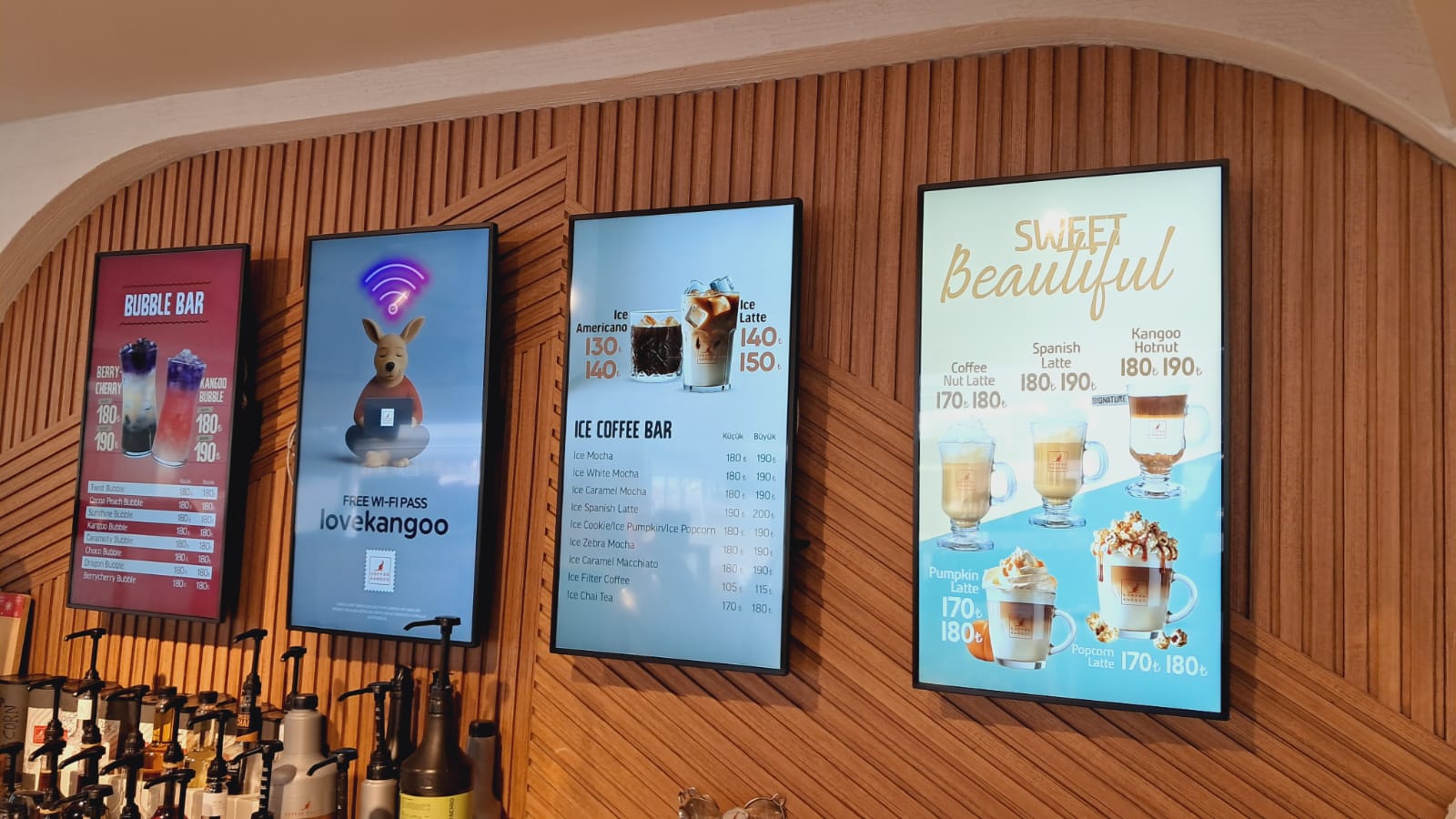Kafe menü board ekran çözümü örneği